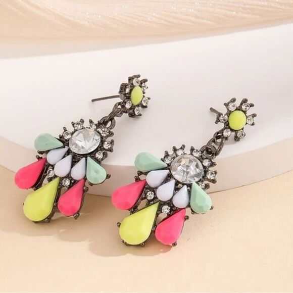 Rhinestone Chandelier Style Water Drop Coral Pastel Daisy Statement Earrings - Picture 1 of 5